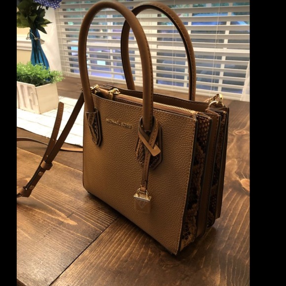 New Michael Kors Leather purse - Picture 3 of 3